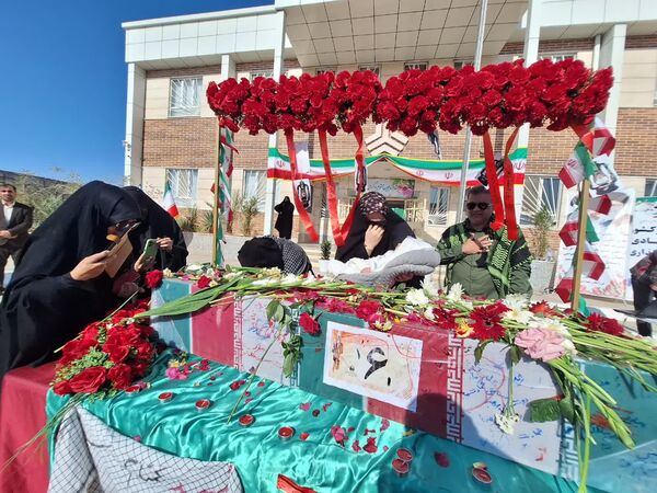 میزبانی دانش‌آموزان دختر بیرجندی از شهید گمنام 