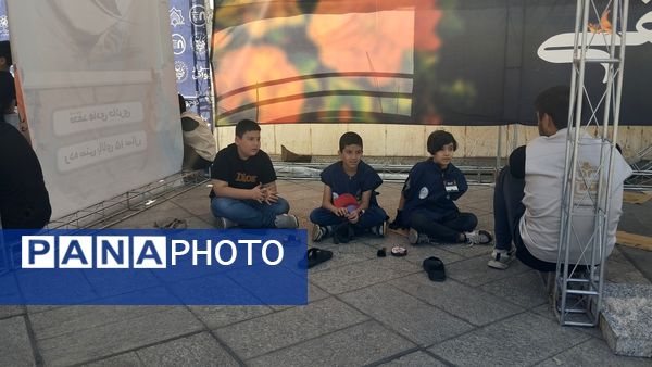 حضور نوجوانان در میدان شهدای مشهد برای استقبال و پذیرایی از زائران امام رضا(ع)