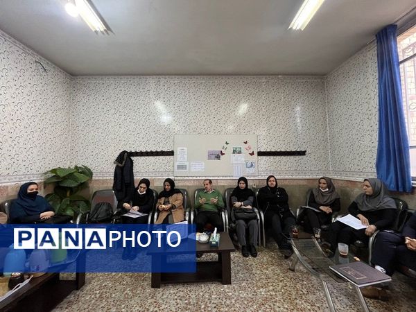 برگزاری کارگاه آموزشی بازی و یادگیری در جمع همکاران دبستان هیات امنایی ملاصدرا 