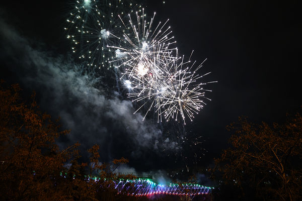 مراسم آتش‌بازی و نورافشانی همزمان با شب سال نو در پل طبیعت