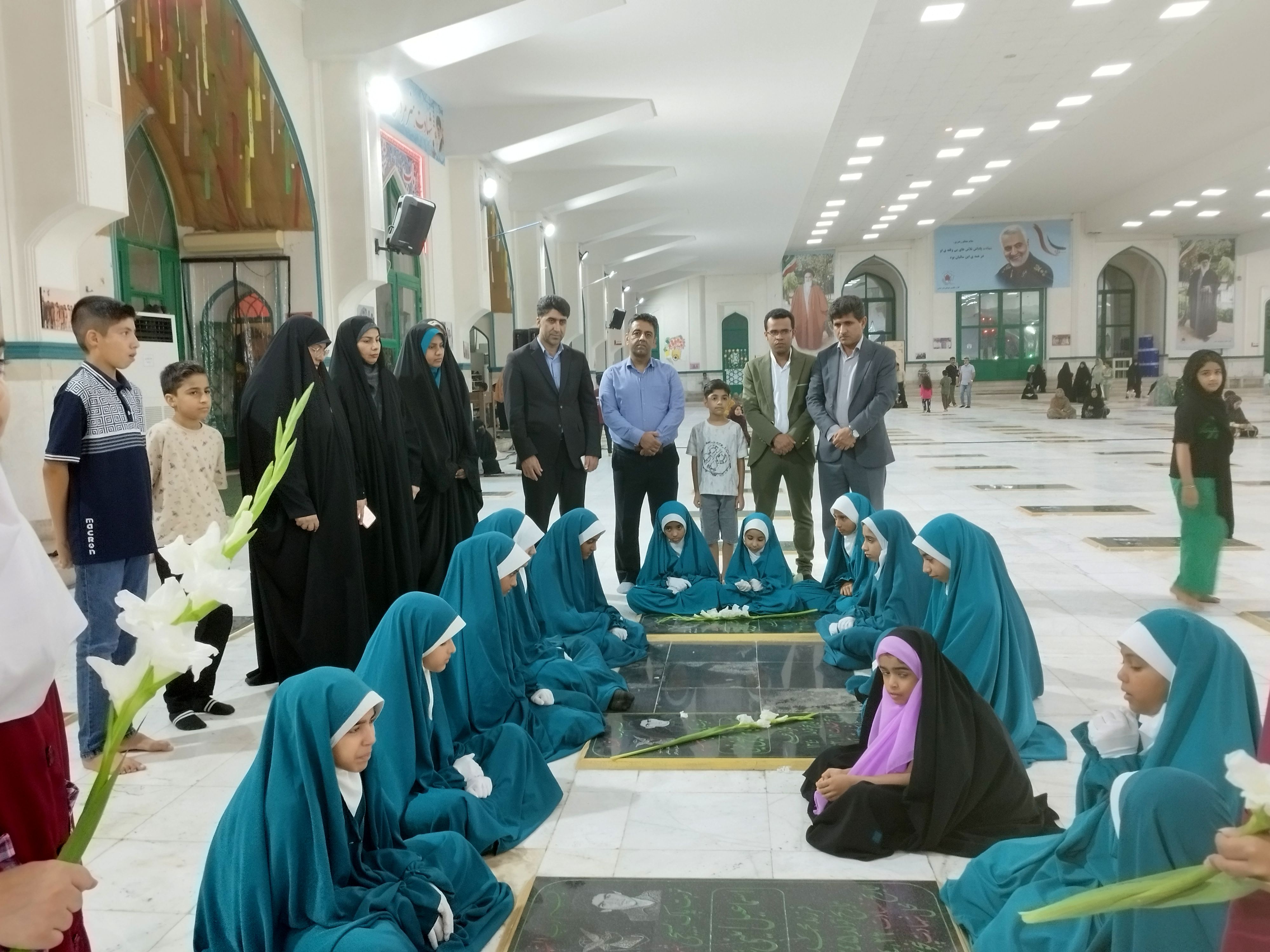 آغاز سال تحصیلی دانش‌آموز با غبارروبی از شهدا 