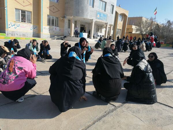 نواختن زنگ زلزله در دبیرستان کوشش شهرستان فاروج 