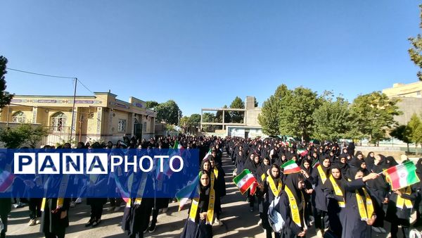 نواخته شدن زنگ مهر و مقاومت در دبیرستان شهید سلیمانی فیروزان با حضور مسئولان استانی و منطقه‌ای