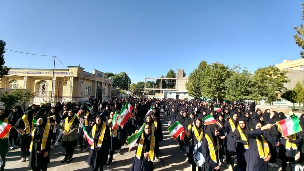 نواخته شدن زنگ مهر و مقاومت در دبیرستان شهید سلیمانی فیروزان با حضور مسئولان استانی و منطقه‌ای