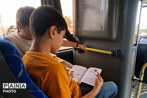 افتتاح نمایشگاه کتاب «رسول آفتاب» با حضور دانش آموزان دبستان فردوسی