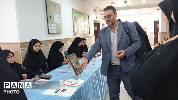 نمایشگاه خلاقیت های دانش آموزی در دبیرستان نفیسه فاضلی قم