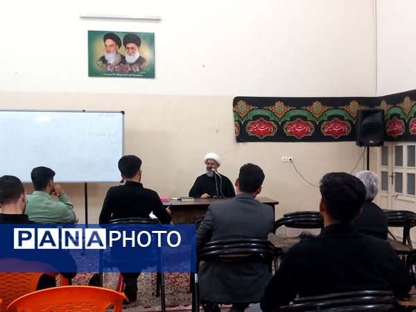 کلاس تفسیر قرآن در ارامگاه شهید مدرس 