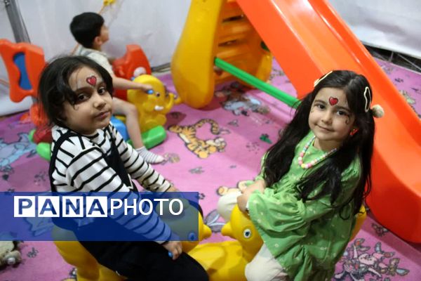 محفلی با حضور کودکان و خانواده‌ها در دانشگاه قم