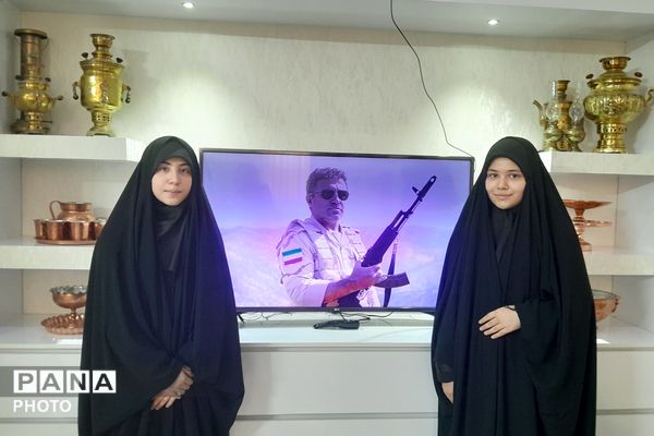 در خانه‌های روشن از یاد شهیدان، مدیر آموزش و پرورش شهرستان شهریار درس ایثار را مرور کرد