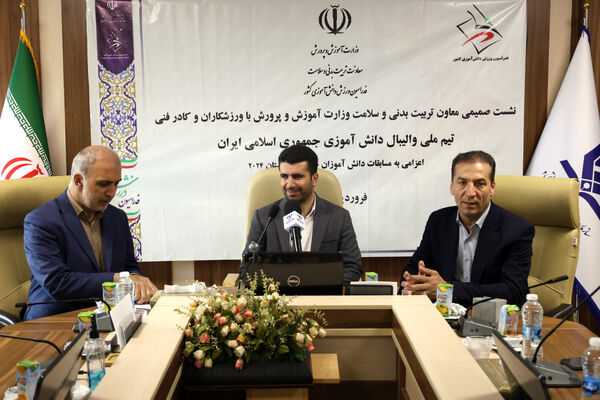 نشست صمیمی معاون تربیت بدنی و سلامت با ورزشکاران و کادر فنی تیم ملی والیبال دانش‌آموزی