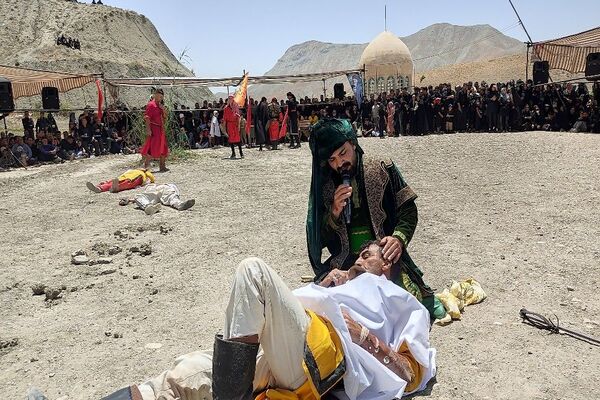 تعزیه خوانی در روز عاشورای حسینی در گلزار شهدای بار 