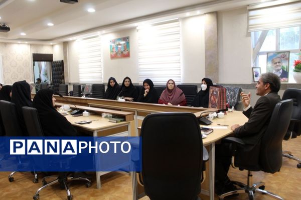 جلسه هم‌اندیشی بانوان اداری نیشابور با مدیر آموزش و پرورش 