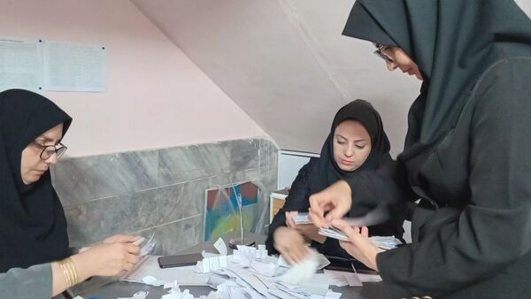 تمرین مردم سالاری در دبستان لطیفه، دانش‌آموزان پای صندوق‌های رأی رفتند