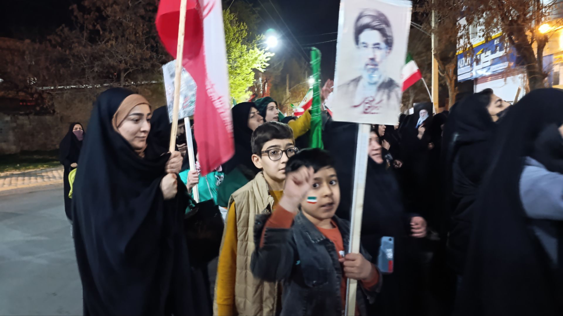 دهه نودی‌ها همچنان ایستاده اند