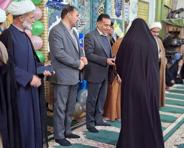 روز اول اعتکاف دانش‌آموزی با حال و هوای عبادت و راز و نیاز با خدا