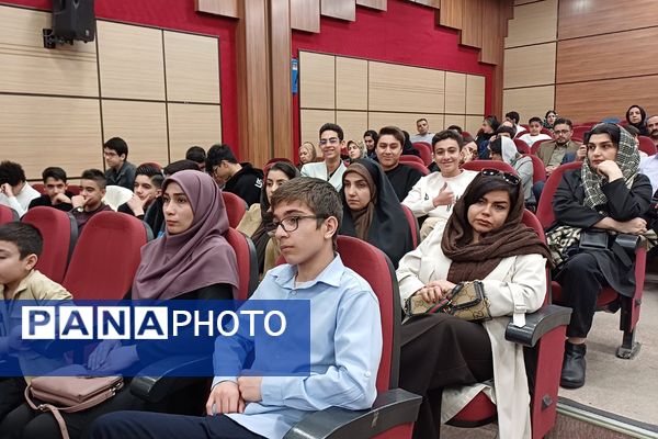 تقدیر از دانش‌آموزان دبیرستان هیات امنایی البرز در اردوگاه استانی شهید محمد منتظری شهریار 