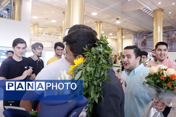 استقبال پرشور از دانش‌آموز مشهدی قهرمان المپیاد جهانی نجوم و اخترفیزیک