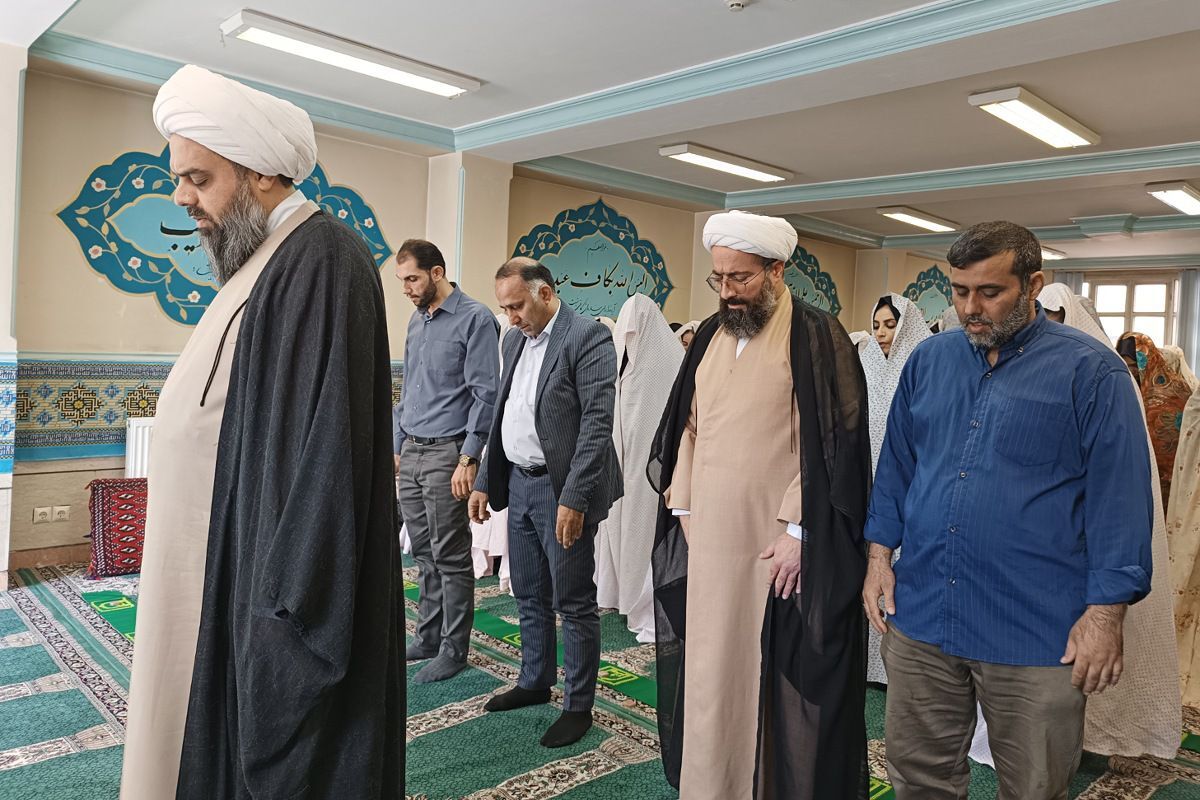 اقامه نماز جماعت در دبیرستان فاطمیه