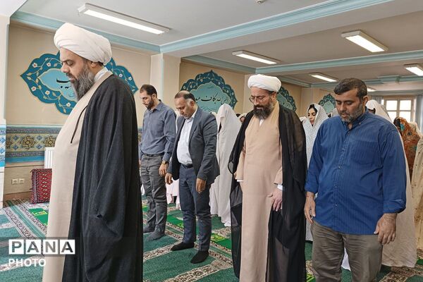 اقامه نماز جماعت در دبیرستان فاطمیه