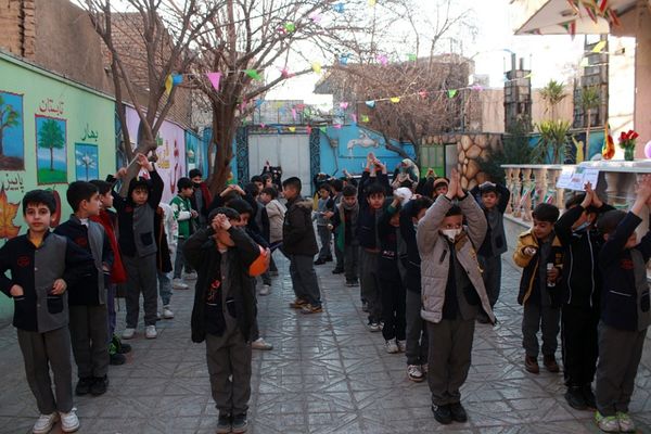 صبحگاه پرشور پاییزی در مدرسه نور ایمان بهارستان‌دو