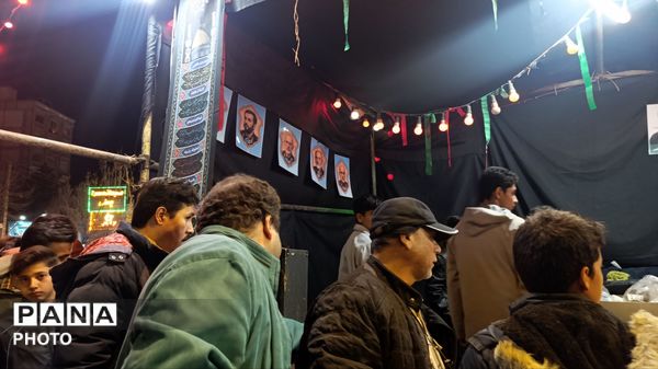 تجمع جوانان‌‌و‌نوجوانان‌در‌بیعت با رهبر انقلاب در نیشابور