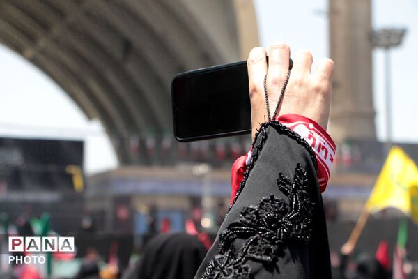 آخرین وداع با قائد شهید: پیکر مطهر آیت‌الله سیدعلی‌خامنه‌ای در میان سیل عاشقان به مصلی تهران رسید 