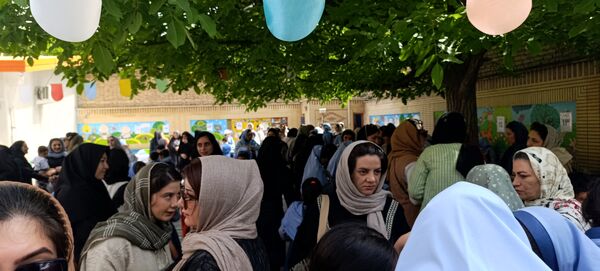 برپایی بازارچه کسب و کار در دبستان غیردولتی مهرو ماه آشخانه 