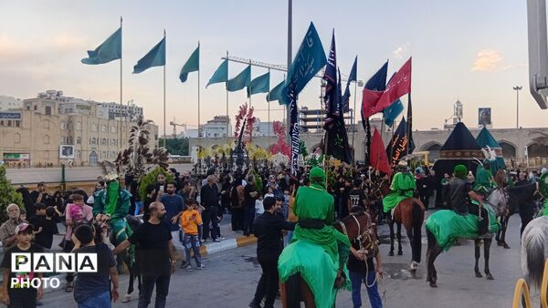 بیرق سیاه عزا در شب اول محرم بر گنبد ملکوتی امام هشتم برافراشته شد