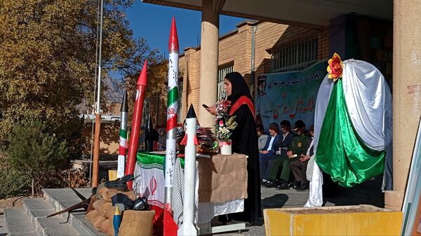 دبیرستان دخترانه فدک میزبان آیین زنگ نمادین «استکبار‌ستیزی» در شهر بن 