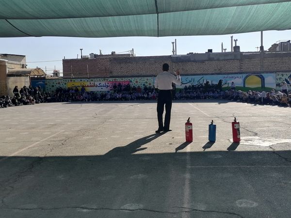 آموزش اطفاء حریق در مدرسه ناهید نخودی
