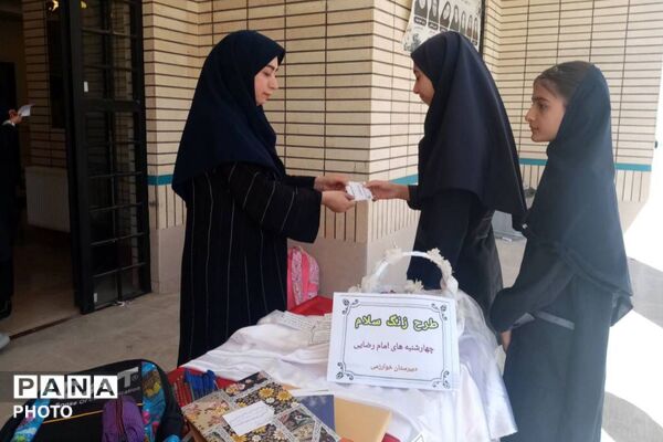جشن عاطفه‌ها در دبیرستان دخترانه خوارزمی؛ مهربانی دانش‌آموزان در قاب همدلی