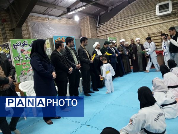 اهدای کمربند به تکواندو کاران فاروجی