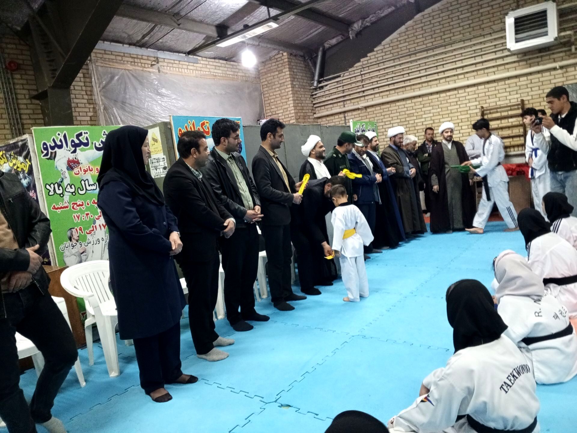 اهدای کمربند به تکواندو کاران فاروجی