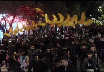 حرکت حماسی کاروان علمداران حسینی به سمت امامزاده شاهرضا (ع)