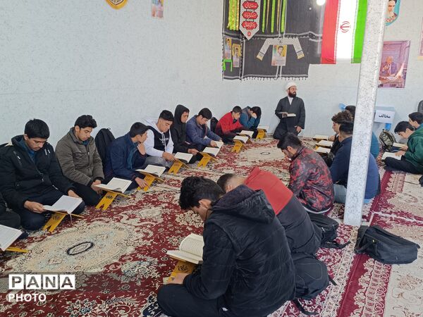 محفل جزء‌خوانی قرآن کریم در دبیرستان پسرانه صدرا ابرکوه