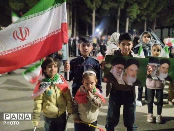 حضور پرشور مردم در سی و یکمین شب بیعت؛ آیین وحدت در روز جمهوری اسلامی