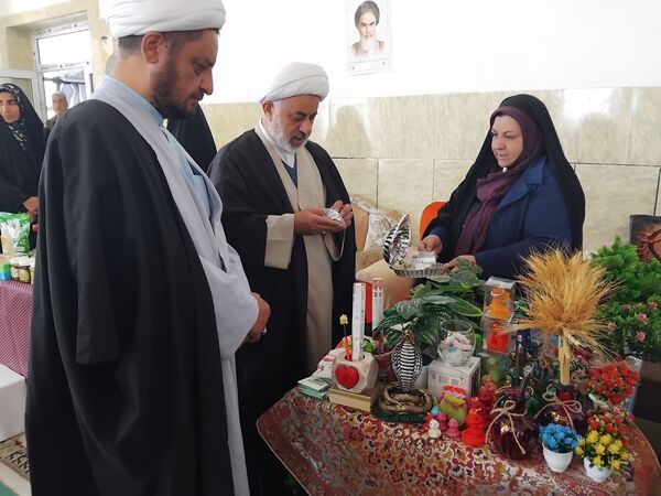 بازارچه‌ هنرهای‌ دستی‌ با رنگ و بوی عید