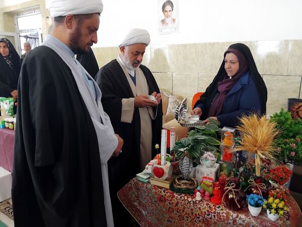 بازارچه‌ هنرهای‌ دستی‌ با رنگ و بوی عید