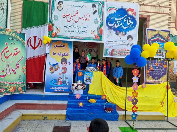 نواختن زنگ مهر، جشن شکوفه‌ها در حاجی‌آباد