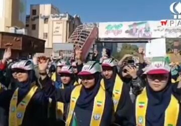  حضور دانش‌آموزان در راهپیمایی ۱۳ آبان در سمنان 