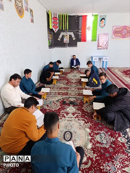 محفل جزء‌خوانی قرآن کریم در دبیرستان پسرانه صدرا ابرکوه