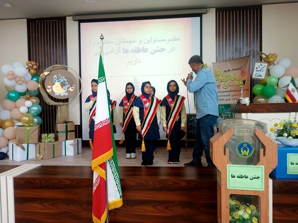جشن عاطفه‌ها با تقسیم مهر و مهربانی در دبستان آرمینه مصلی نژاد 