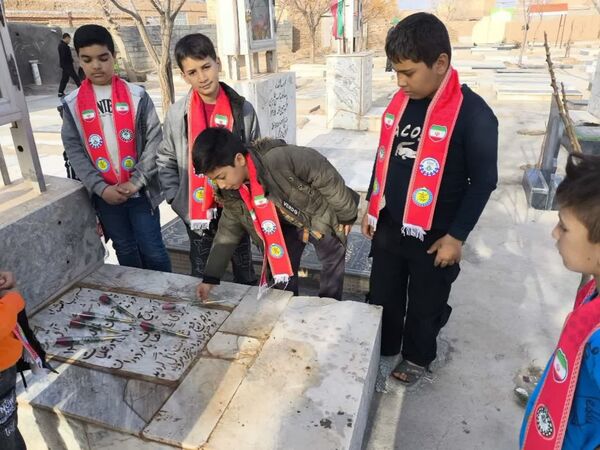 غبارروبی مزار شهدا توسط دانش‌آموزان دبستان شهید پسندیده فدافن