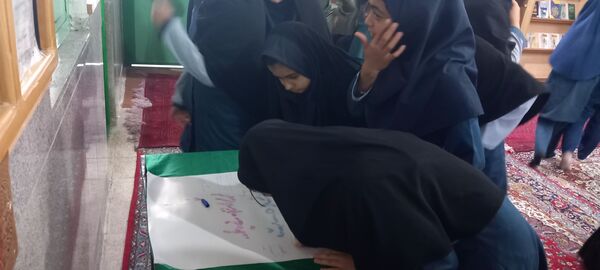 شرکت دانش‌آموزان دبستان حضرت فاطمه(س) در مراسم سالگرد شهدای خدمت