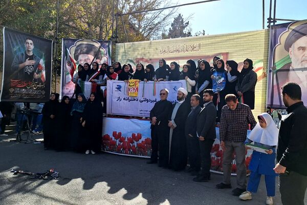 برگزاری راهپیمایی یوم الله ۱۳ آبان با حضور دانش‌آموزان و مسئولین در صفادشت 