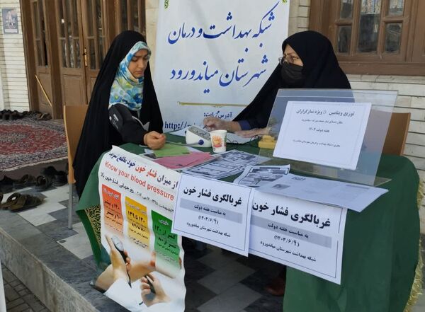 برپایی میز خدمت به‌مناسبت هفته دولت در میاندورود 