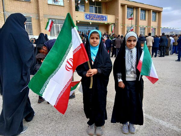 مردم شهرستان خانمیرزا در راهپیمایی ۲۲ بهمن وحدت را به نمایش گذاشتند