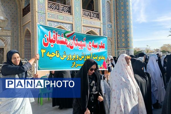 تشییع پیکر مادر شهیدان مشتاقیان در شیراز