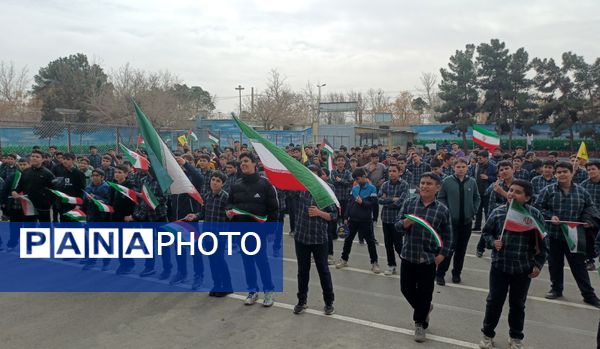 پژواک انقلاب در دل نوجوانان