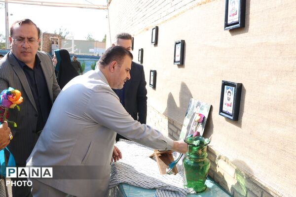 جشن شکوفه‌ها در دبستان ۲۲ بهمن یزد